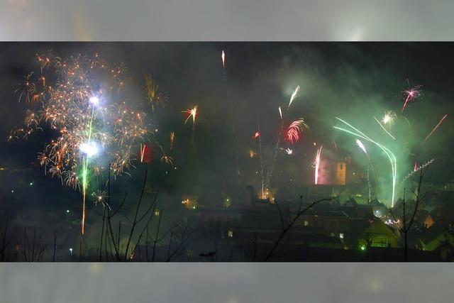 Bilder des Tages: Pyrotechnik im Nebel