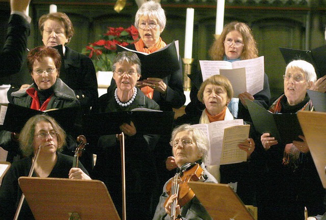 Der Ad-hoc-Chor sowie das Vokalensembl...astian Bach  in der Stiftskirche auf.   | Foto: Heidi Fssel