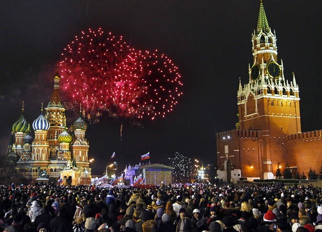 Groes Silvesterfeuerwerk  auf dem Roten Platz in Moskau  | Foto: DPA