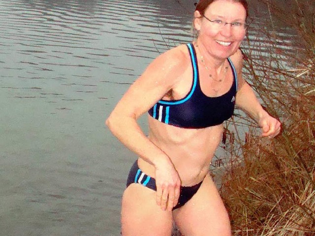 Die Ganzjahresschwimmerin Judith Janus...und Eis  in den Schutterner Baggersee.  | Foto: Patric Stippich