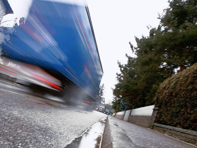 Schon wieder einer &#8722; seit der Ei... Menschen ber mehr  Lkw auf der B 36.  | Foto: Christoph Breithaupt