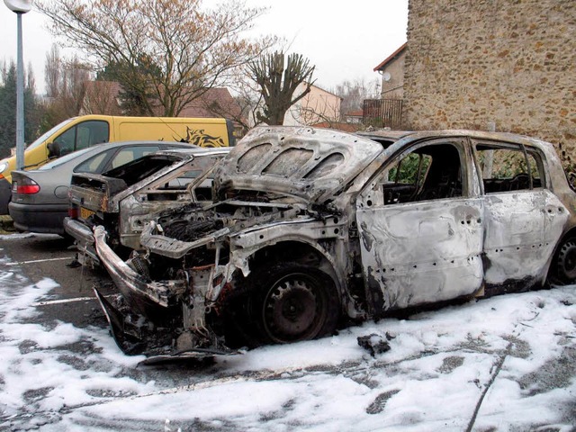 Ausgebrannte Autos &#8211; wie jedes Jahr nach der Silvesternacht in Paris.   | Foto: dpa