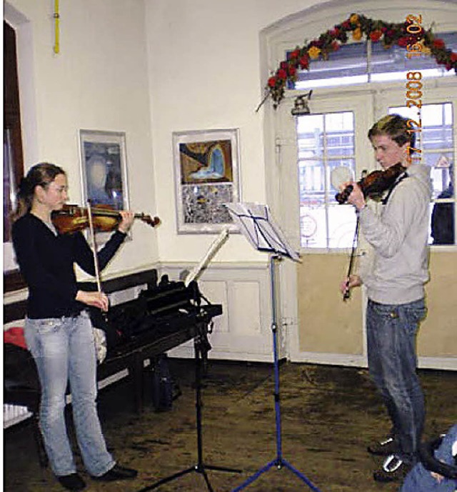Charlotte Flotow und Niklas Kurz musizierten bei der Vernissage.  | Foto: privat