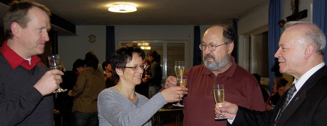 Pfarrer Franz Leppert (rechts), Diakon...olgreiches Jahr 2009 an (von links).    | Foto: Berger