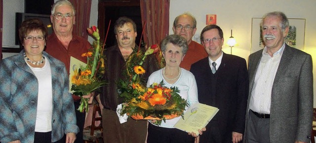 Ehrungen beim Kirchenchor St. Wendelin...m und Chorleiter Willy Stoffel&#8195;   | Foto: Verein