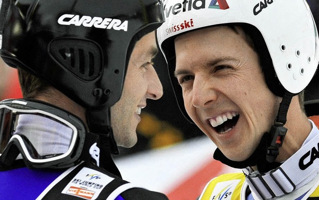 Zweikampf hin oder her: Wolfgang Loitz...) und Simon Ammann knnen noch lachen.  | Foto: dpa