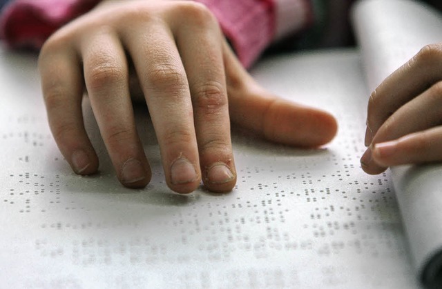 Blinde Schler weltweit lernen  mit der Braille-Schrift lesen.   | Foto: dpa