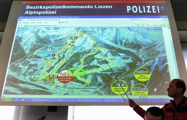 Polizeichef Sigmund Schnabl zeigt auf ...biet, wo sich der Unfall ereignete.     | Foto: DDP