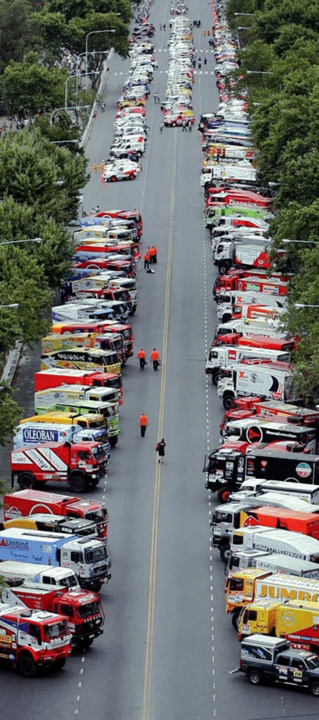 Warten auf den Start: zahlreiche Rally...rzeuge in den Straen von Buenos Aires  | Foto: dpa