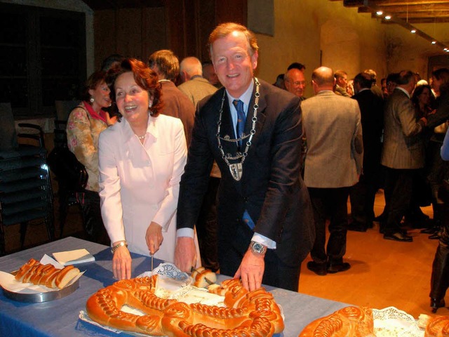 Zum letzten Mal schnitt Brgermeister ...an,  assistiert von seiner Frau Iris.   | Foto: Barbara Schmidt