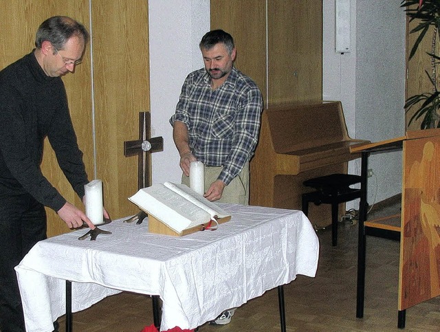 Pfarrer Fritjof Ziegler  und Hausmeist... Neustadt mit Bibel, Kreuz und Kerzen.  | Foto: Martina Seiler