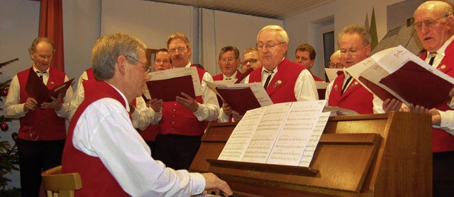 Dirigent Alfred Kaiser begleitete den Mnnerchor auf dem Klavier.  | Foto: Ulrike Jger