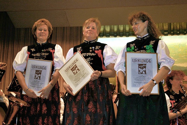 Mit Monika Leber, Gerlinde Kiefer und ...es Musikvereins Menzenschwand ernannt.  | Foto: Lothar Kpfer