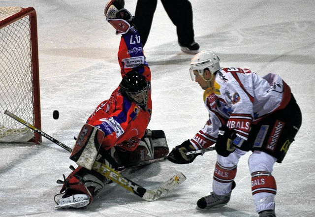 Christoph Mathis  (links) hlt einen  Penalty fr die Wlfe.   | Foto: seeger