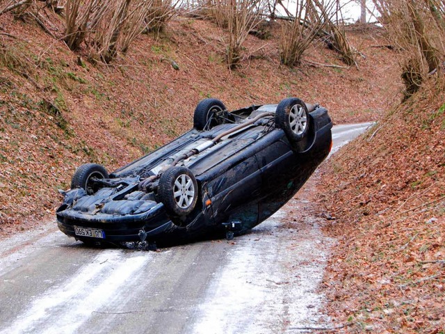 Das Auto, das sich zwischen Riedmatt und Karsau berschlagen hat.  | Foto: Bernhard Birlin