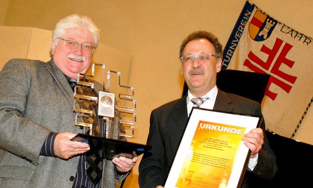 Der Vorsitzende des Turnvereins Lahr, ...von BTB-Vizeprsident Thomas Stampfer.  | Foto: Heidi Foessel