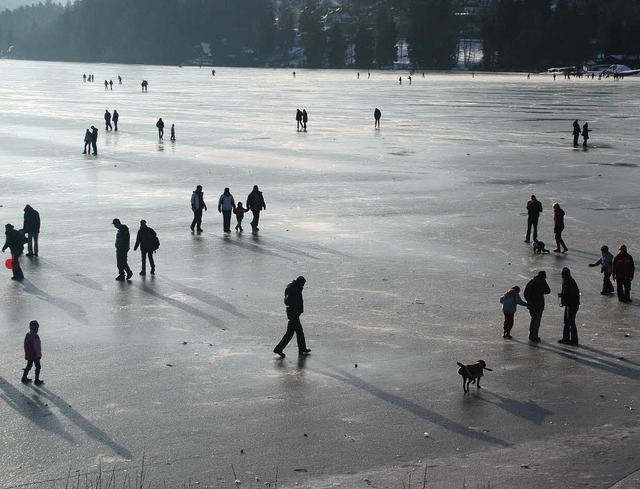 Obwohl das Eis des Titisees noch nicht..., fand aber  nur wenig Verstndnis.     | Foto: heinz roller