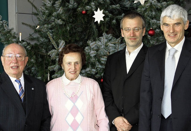 Brgermeister Schweizer (rechts) ehrte...d Meinrad Grammelspacher (von links).   | Foto: Faller