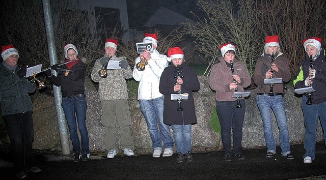 Junge Blasmusiker  spielen immer  an W... dem  Kindergarten Hsingen 475 Euro.   | Foto: Vera Winter