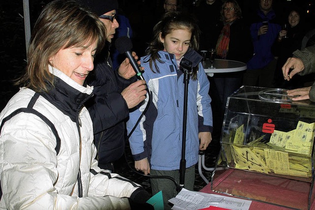 Glcksfee Selina (Mitte) fischte bei d...el, in der 600 Teilnehmerkarten lagen.  | Foto: Hans-Jrgen Hege