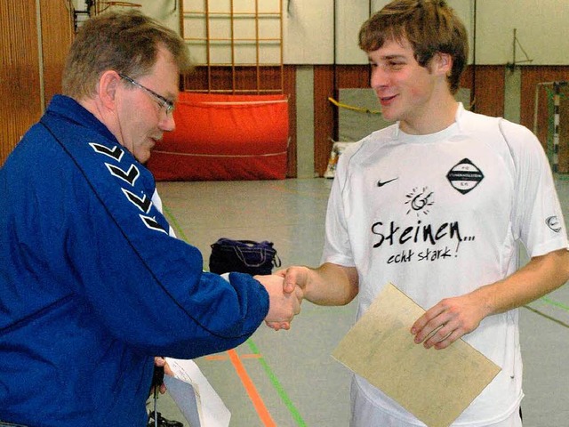 Roland Kuhne (links) gratuliert Simon ...om FC Steinen zum Futsal-Bezirkstitel.  | Foto: Peter Gerigk