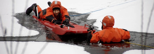 Die DLRG Ortenau probt die Eisrettung....atzleiter ist Fred Hugle aus Offenburg  | Foto: Helmut Seller