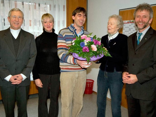 Mit Blumenwurde der langjhrigen Leite...aulhaber (Zweite von rechts), gedankt.  | Foto: Martin Hau