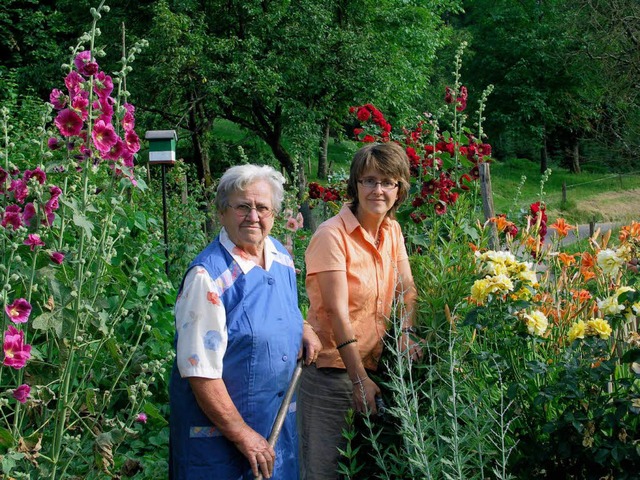 Agnes und Barabara Sester in ihrem schnen Bauerngarten.   | Foto: pr