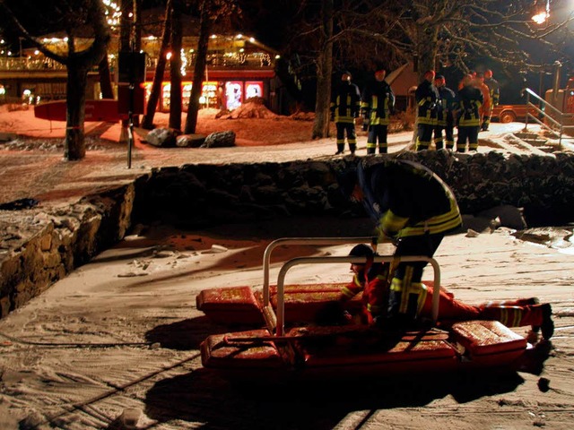 Die Feuerwehrleute ben mit dem Eisretter.  | Foto: Eva Korinth