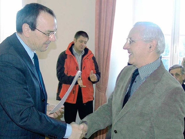 Reinhard Rffer erhlt die Landesverdi...n Brgermeister  Waldvogel berreicht.  | Foto: privat