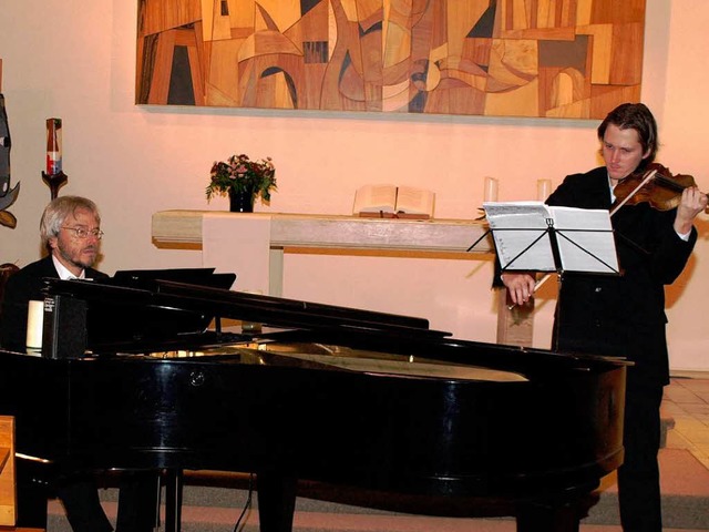 Harald Westphal, Vorsitzender des Freu...tersburg, und Vassili Voronin (Geige).  | Foto: Marion Pfordt