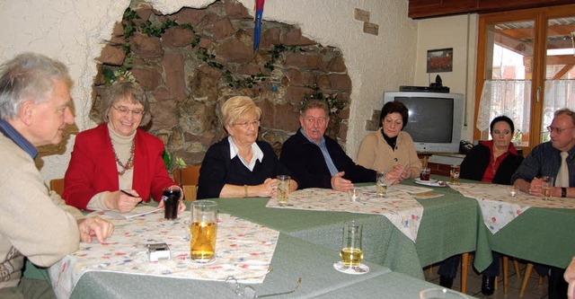Helmut Lang, CDU-Vorsitzender in Hause...8220; mit Parteifreunden und Brgern.   | Foto: Paul Berger