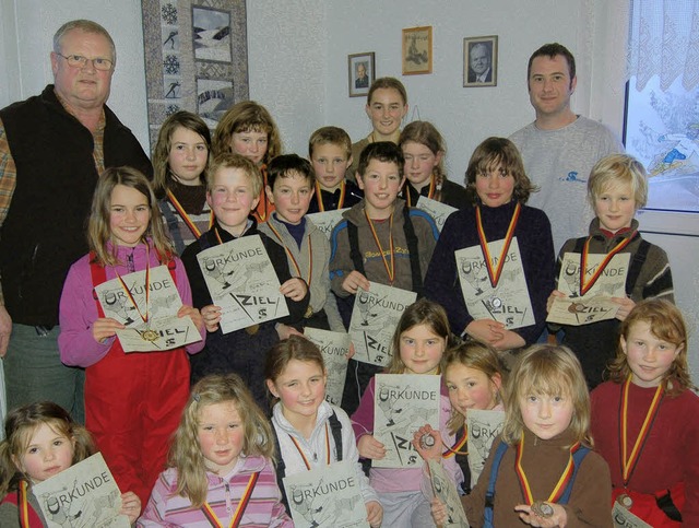 Der Vorsitzende des SC flingen, Fritz...Kinder- und Schlerskirennens   aus.    | Foto: Hans-Dieter Folles