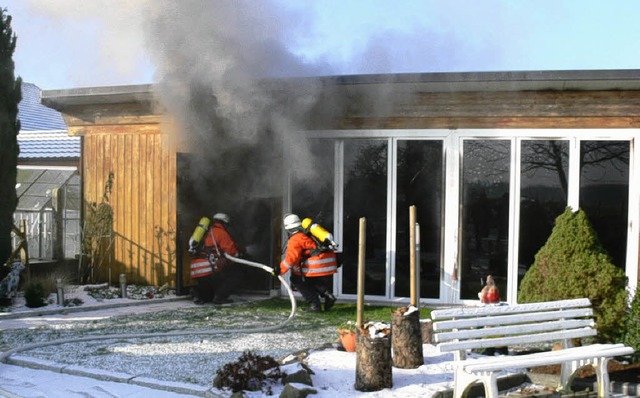 Es rauchte ordentlich beim Brand im Gartenhaus.  | Foto: Dieter Fink