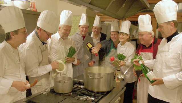 Um ein gemeinsames Sppchen zu kochen,...e des  Gasthauses Eiche in Utzenfeld.   | Foto: Karin Maier