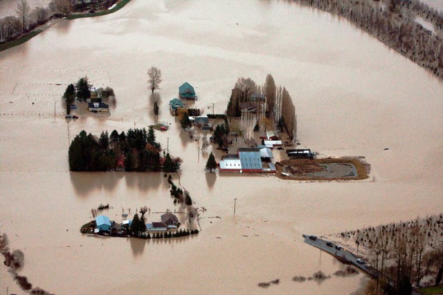 berschwmmung in den USA: Ganze Huser...assen von der Auenwelt abgeschnitten.  | Foto: dpa