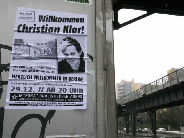 Ein Plakat in Berlin heit den frhere...Terroristen Christian Klar willkommen.  | Foto: ddp