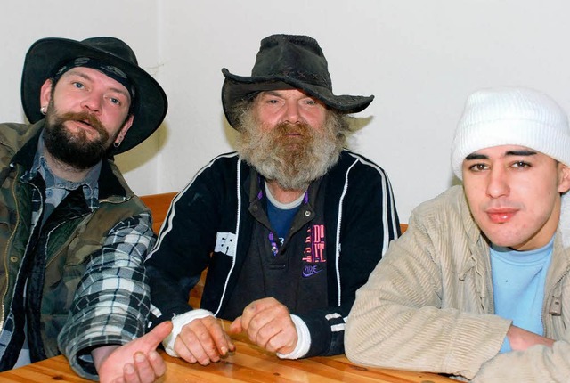 Stefan, Klaus und Rachid (von links na...im St. Ursulaheim auf  ihr Tagesgeld.   | Foto: gertrude Siefke