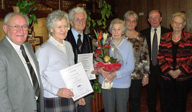 Weitenaus VdK-Ortsvorsitzender Heinz G...ue Schriftfhrerin Marie-Luise Arndt.   | Foto: Georg Diehl