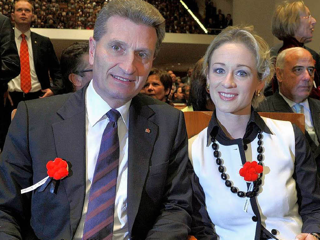 Im Mittelpunkt des Interesses: Ministerprsident Gnther Oettinger und Begleiterin Friederike Beyer.
