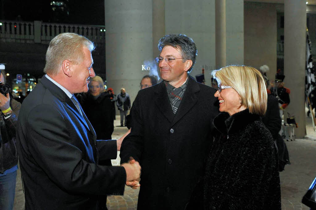 Wirtschaftsminister Ernst Pfister (links) begrt Freiburgs Oberbrgermeister Dieter Salomon mit Ehefrau Helen Salomon-Hall.