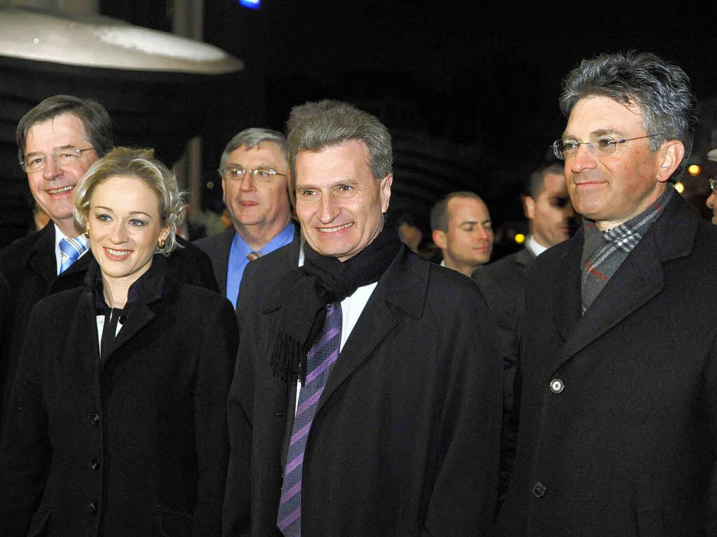Minister Willi Stchele, Regierungsprsident Julian Wrtenberg, Gnther Oettinger, Partnerin Friederike Beyer und Dieter Salomon (von links) vor dem Konzerthaus.