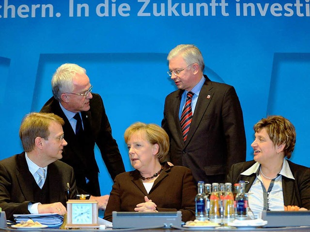 Die Spitze der CDU um Bundeskanzlerin Angela Merkel.  | Foto: dpa