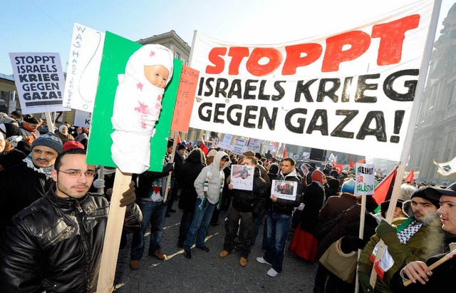 In Mnchen protestierten rund 800 Mens...gen die Militraktion im Gazastreifen.  | Foto: dpa