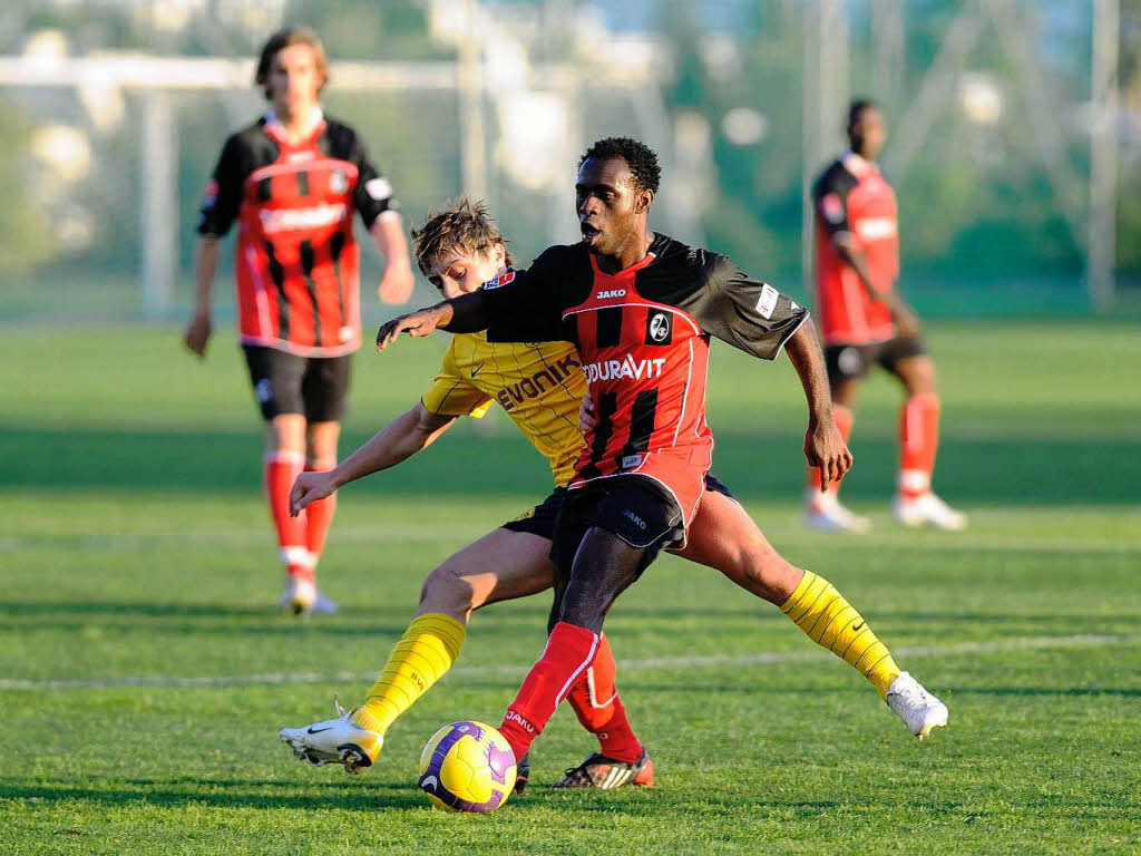 Eke Uzoma (SC Freiburg) setzt sich gegen Bajram Sadrijaj (Borussia Dortmund) durch.