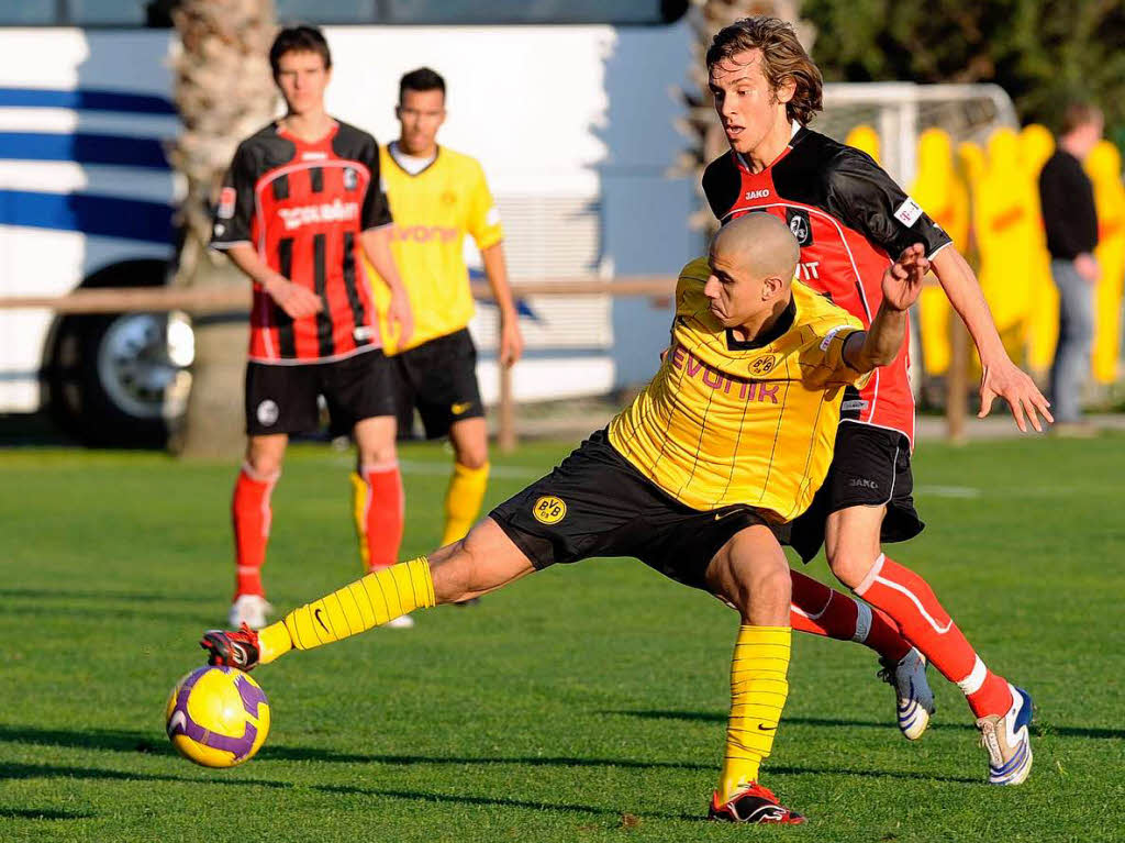 Julian Schuster (SC Freiburg) gegen Mohamed Zidan (Borussia Dortmund).