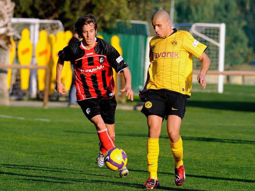 Julian Schuster (SC Freiburg) gegen Mohamed Zidan (Borussia Dortmund).