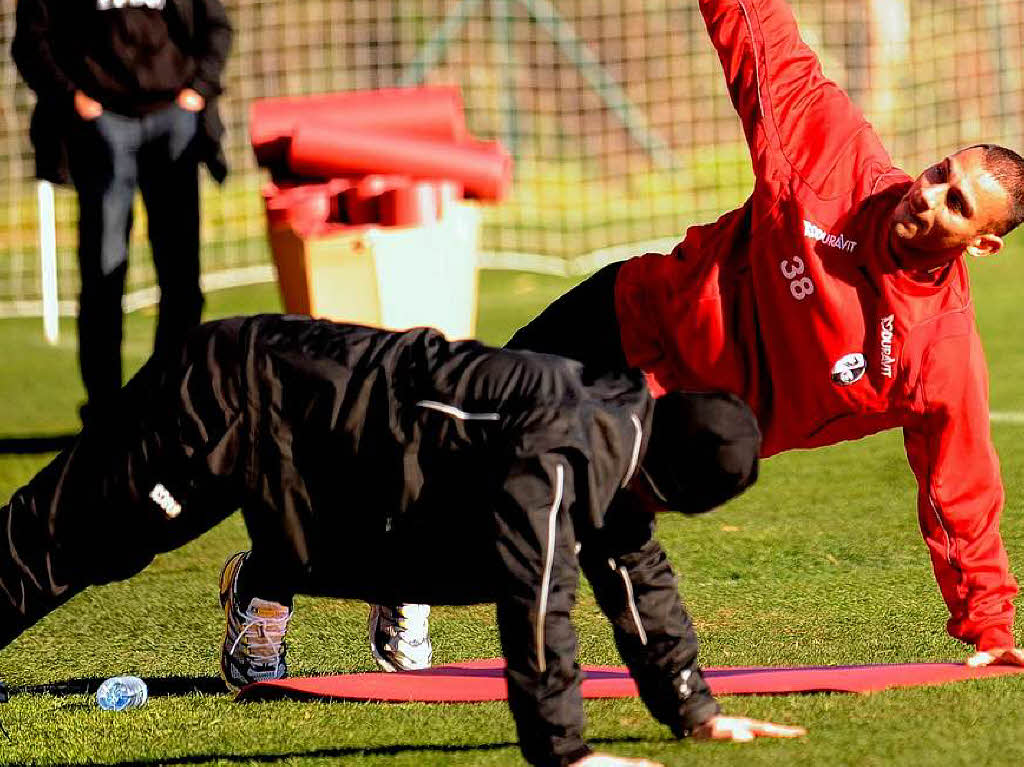 mer Toprak  macht Gymnastik mit Simon Ickert.