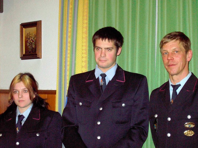 Neu in die FFW Bonndorf aufgenommen wu...m. Rechts Kommandant Joachim Ketterer.  | Foto: Cornelia Selz