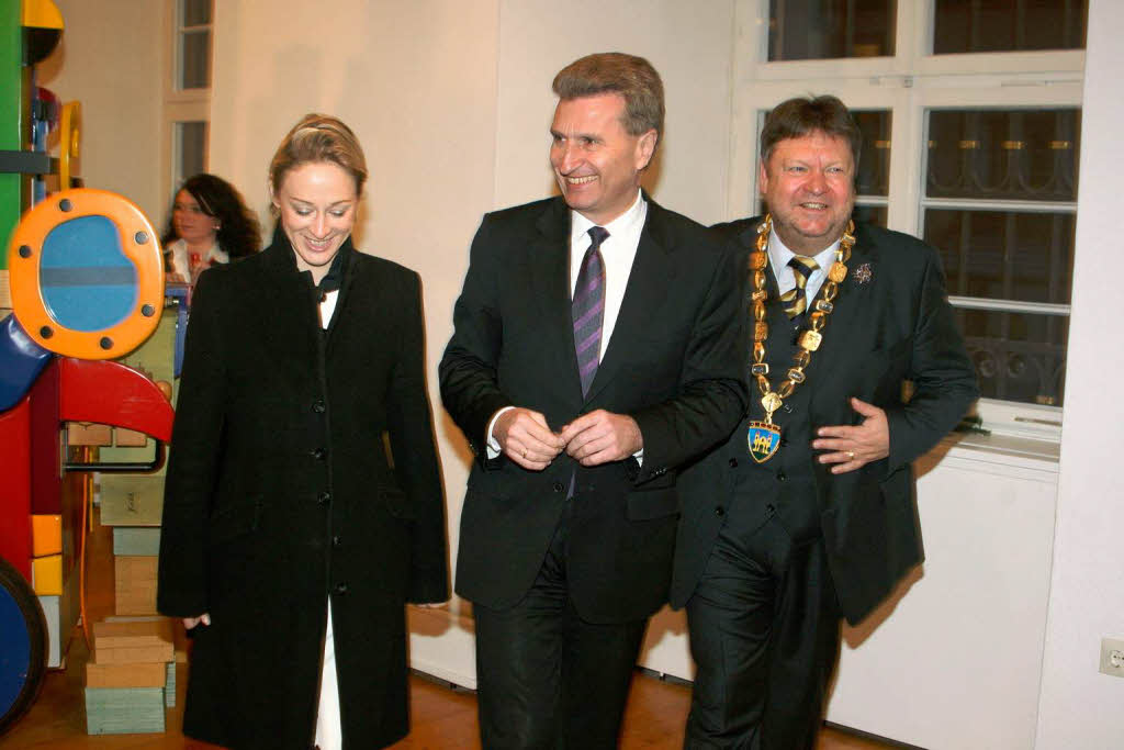 Richard Leibinger zeigt dem Ministerprsidentenund seiner Lebensgefhrtin die  Orgel Altobella Furiosa im Elztalmuseum Waldkirch.